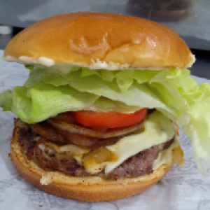 PÃO BRIOCHE,  MAIONESE,  CARNE ARTESANAL 180G,  QUEIJO MUSSARELA,  PICLES,  ALFACE AMERICANO,  TOMATE. ACOMPANHA FRITAS.