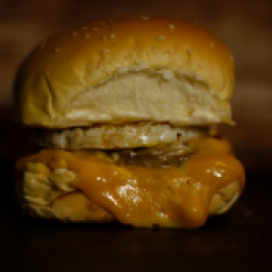 pão,  2 carnes 56g,  maionese,  queijo,  ovo,  milho,  ovo de codorna,  batata frita ou palha