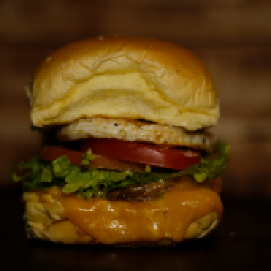 pão,  2 carnes 56g,  maionese,  queijo,  ovo,  alface,  tomate,  milho,  ovo de codorna,  batata frita ou palha