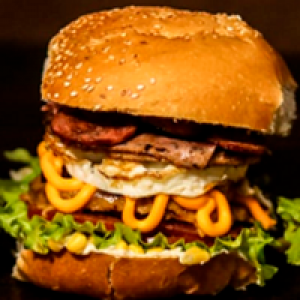 pão,  contra filé 100g,  maionese,  ovo,  bacon,  queijo,  presunto,  milho,  alface,  tomate,  cebola,  ovo de codorna,  batata frita ou palha