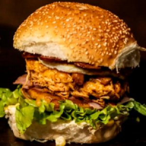 pão,  filé de peito 100g,  maionese,  bacon,  alface,  tomate,  milho,  ovo de codorna,  batata frita ou palha