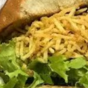 Pão,  maionese ,  carne ,  alface ,  tomate ,  milho batata frita ou palha.